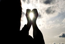 开云体育平台APP-金杯烫手！卫冕冠军悬崖边的王座保卫战