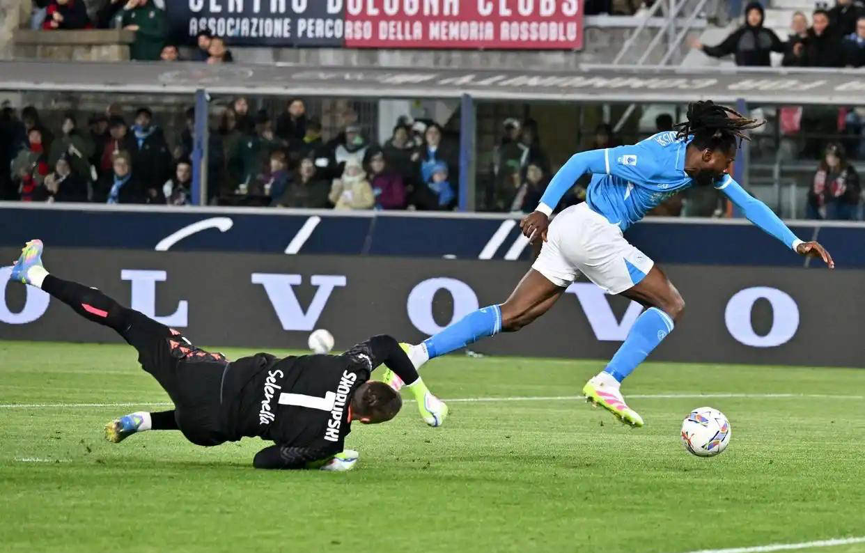 关于那不勒斯客场战胜帕尔马，继续领跑的信息