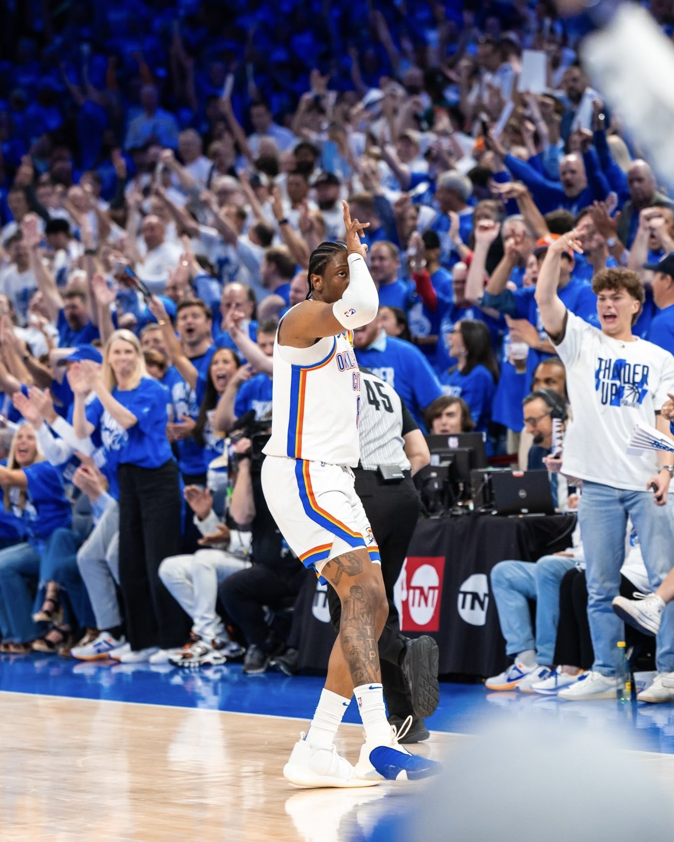 包含独行侠集体爆发斩获雷霆，唐西奇快速推进全能表现的词条