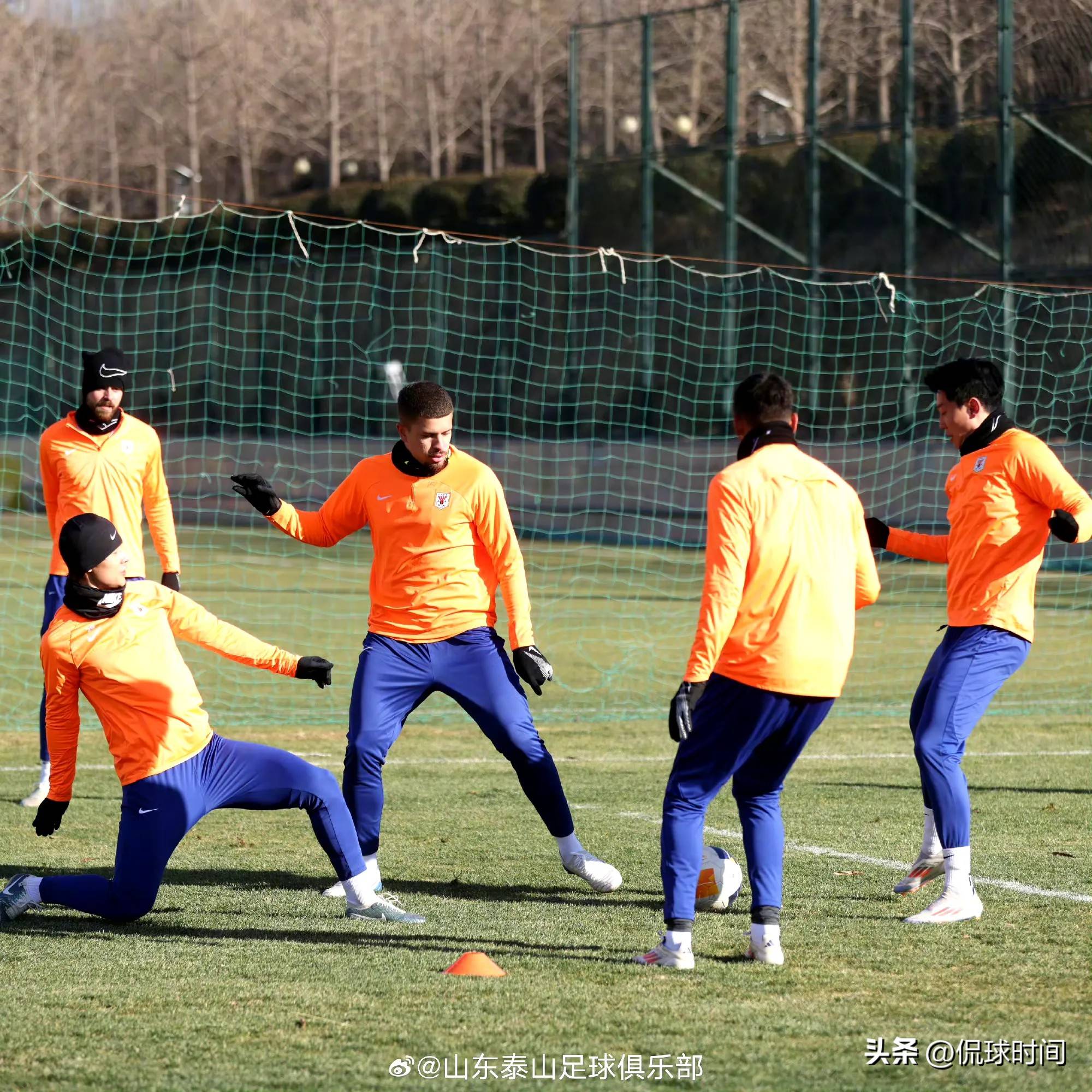 球队后卫在比赛中展现出色的表现