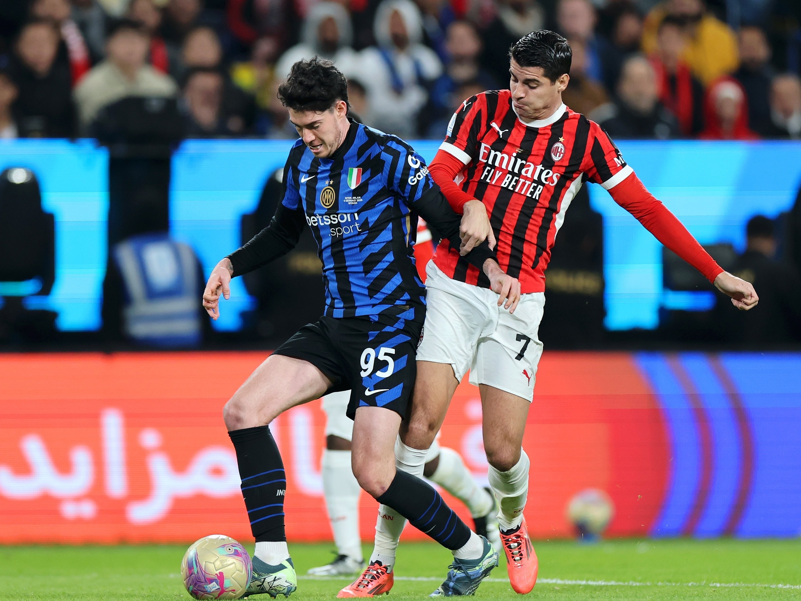 包含AC米兰后卫阻止对手攻势，被誉为无冕之王的词条