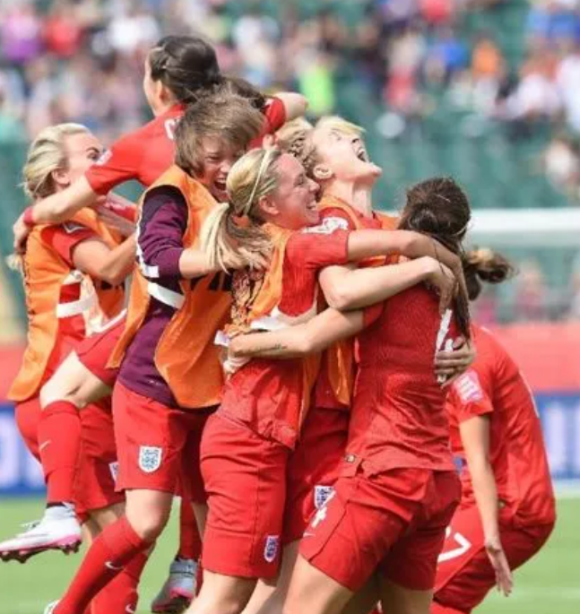 英格兰足球女子队在决赛中战胜对手