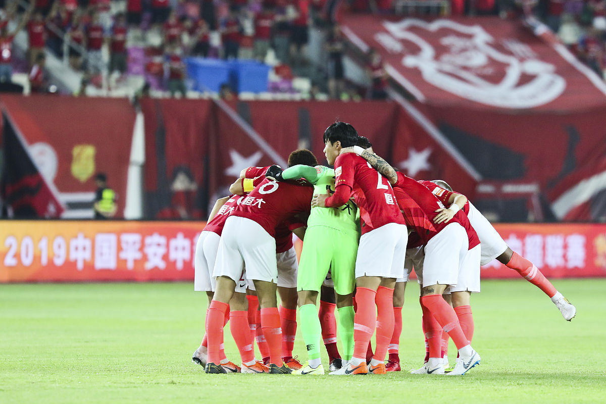 开云体育官网-比赛上半场结束时对手领先一步，球队力求反击