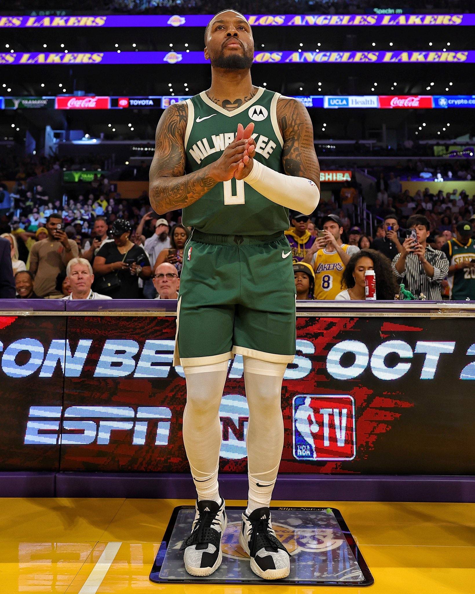 包含开拓者战胜太阳，利拉德关键时刻挺身而出的词条