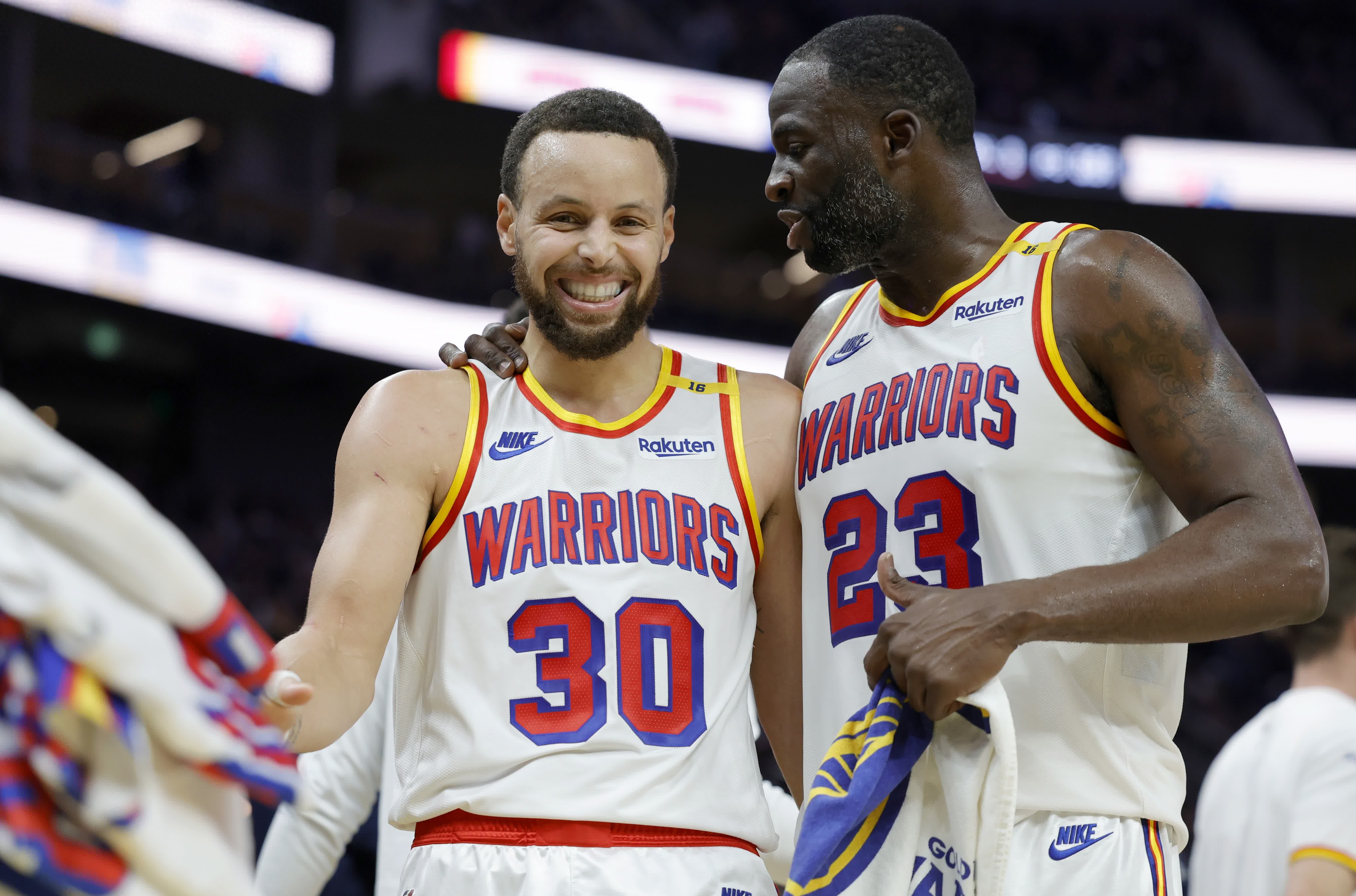 开云体育app-关于勇士队球员接受公开访问呈现球场外风采的信息