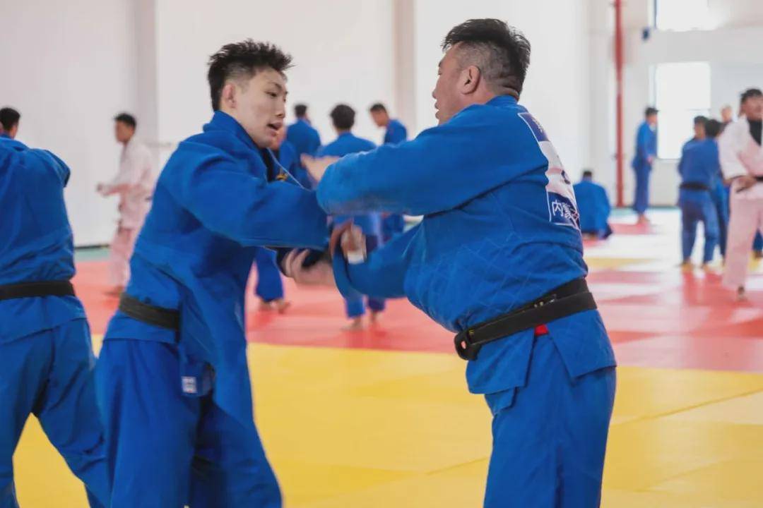 包含文莱队取得比赛胜利，队员斗志昂扬的词条