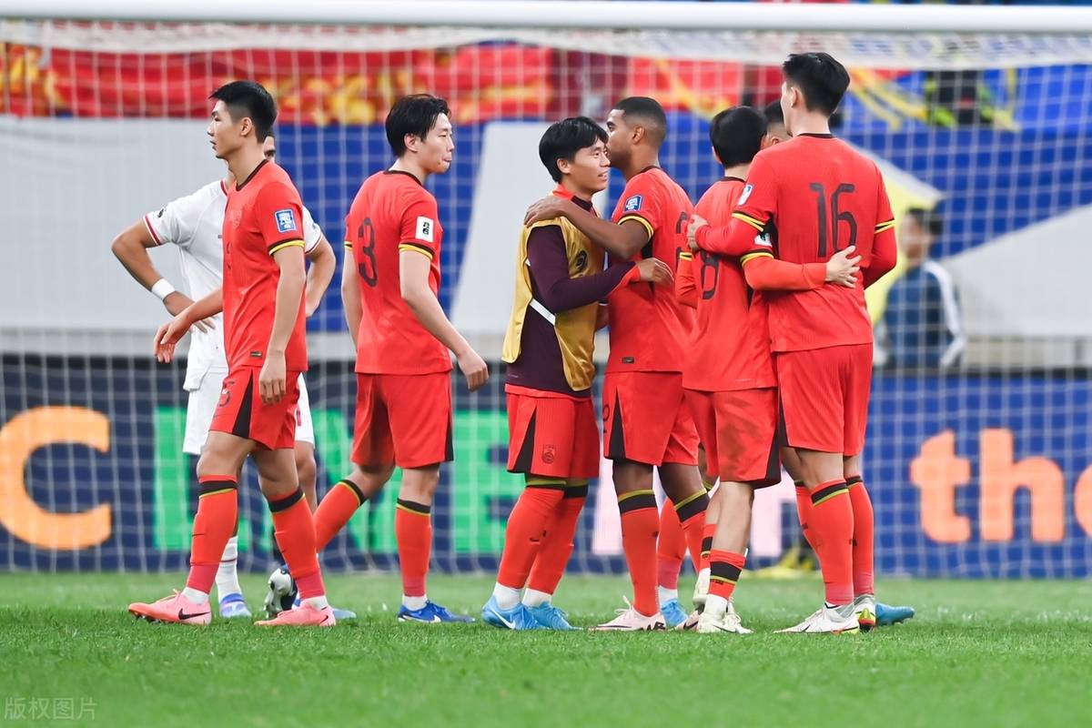 关键比赛中球员实现完美合作，取得胜利