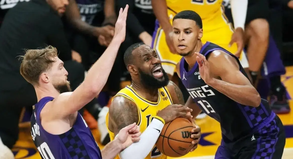 湖人全队齐力助攻，坚守主场维护胜利的简单介绍