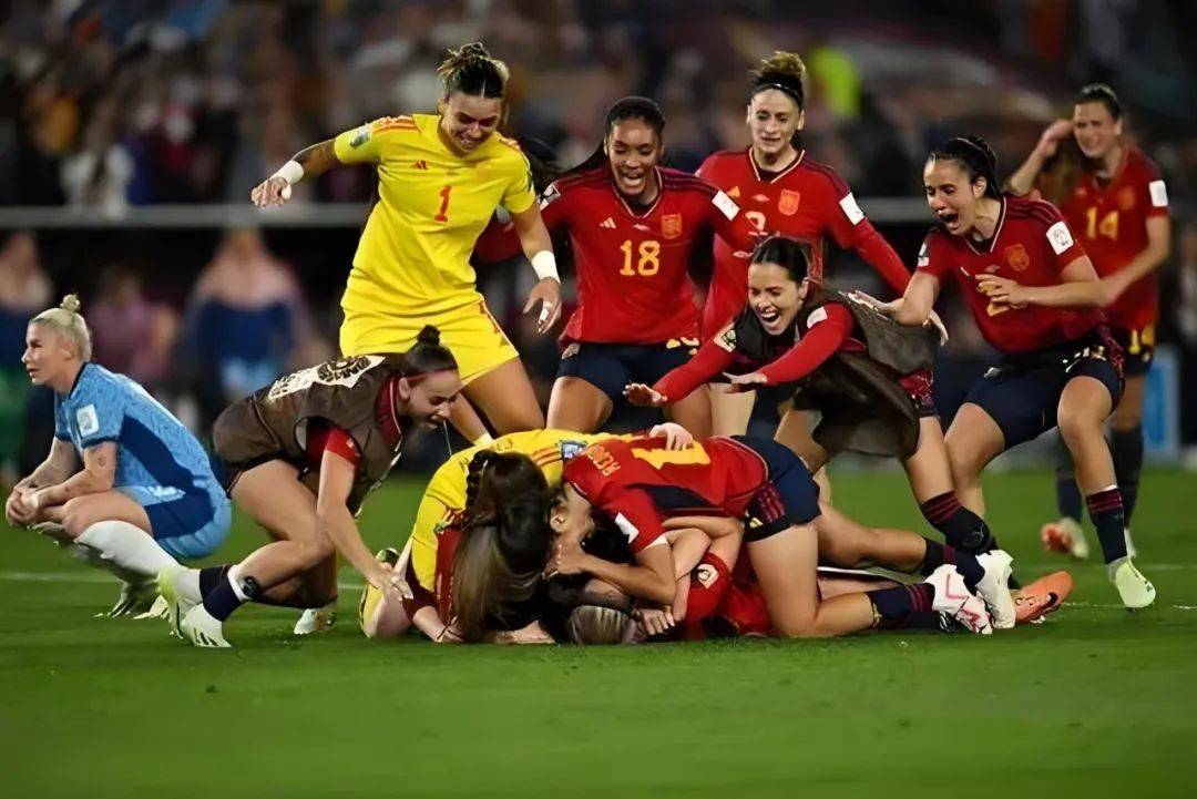 西班牙女足全队努力拼搏，豪取胜利晋级的简单介绍