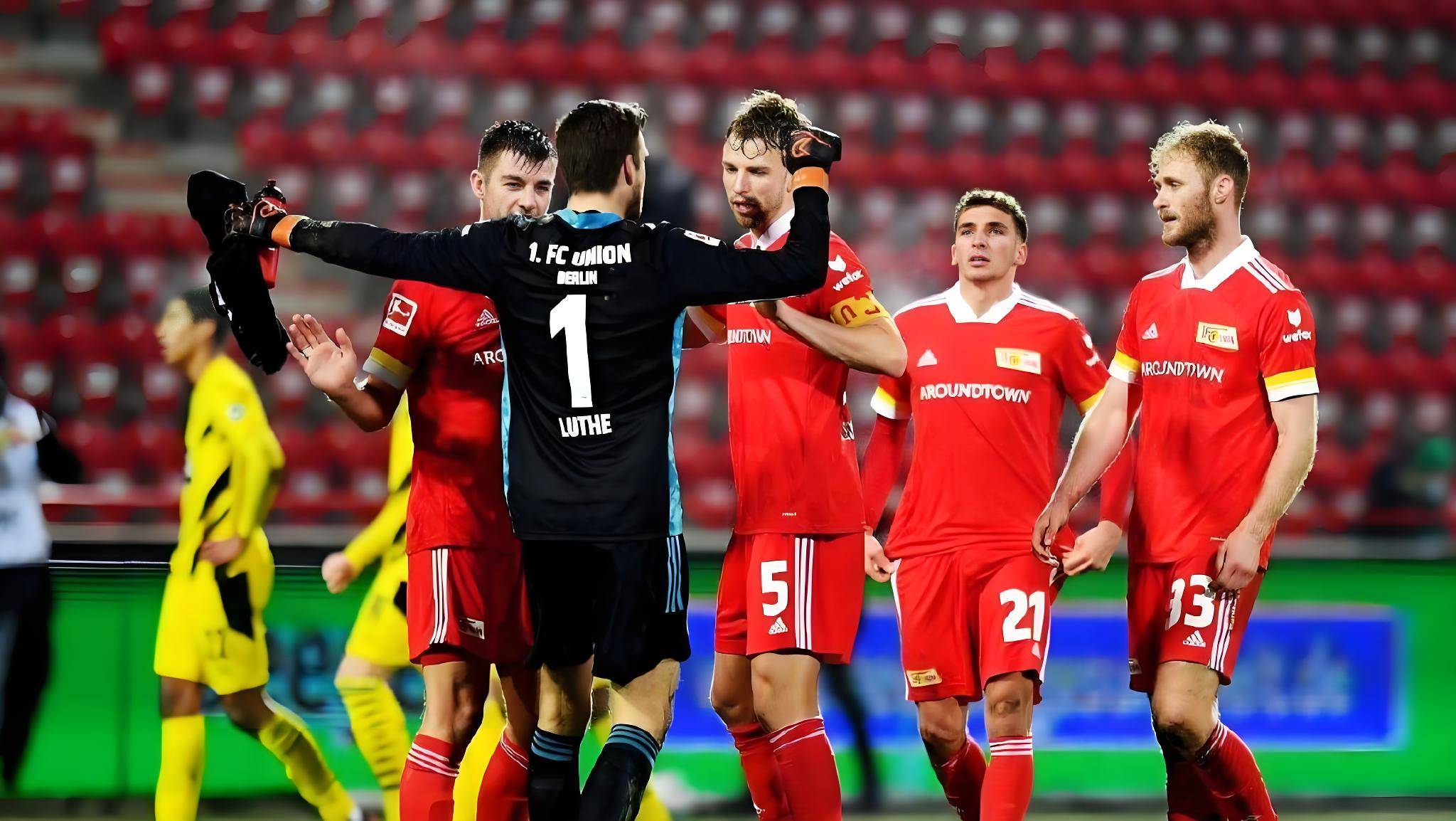 足球赛事精彩纷呈：女队选手巅峰对决的简单介绍