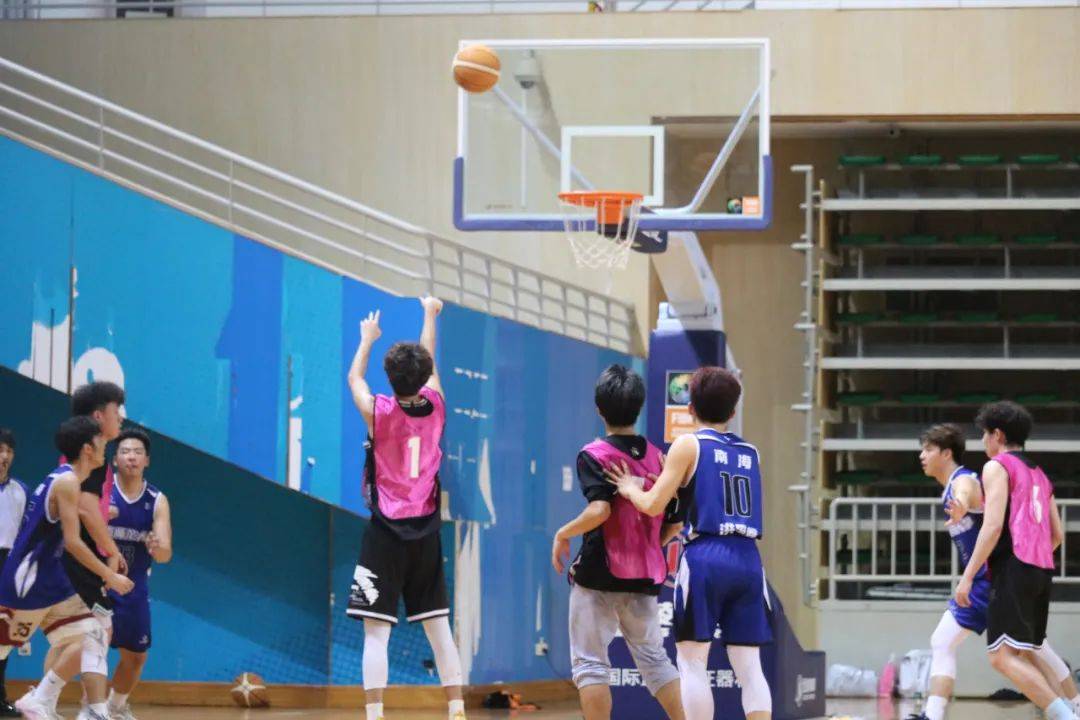 球队合作默契篮球精彩瞬间展现