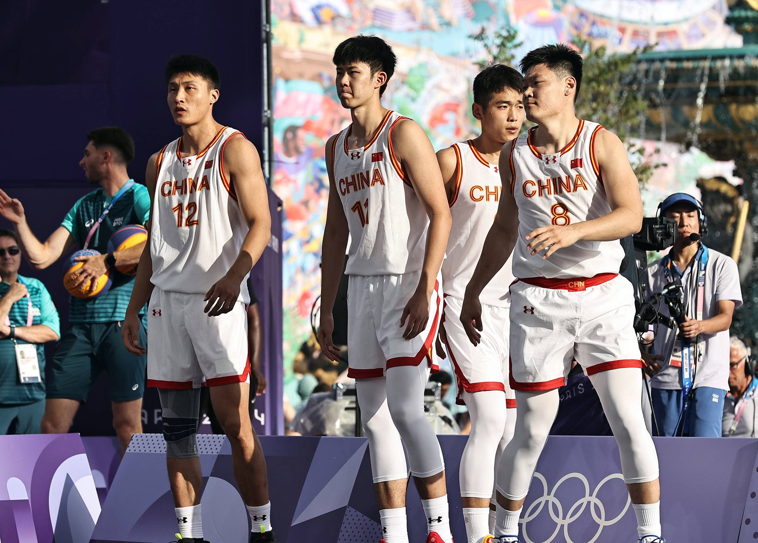 球队合作默契篮球精彩瞬间展现