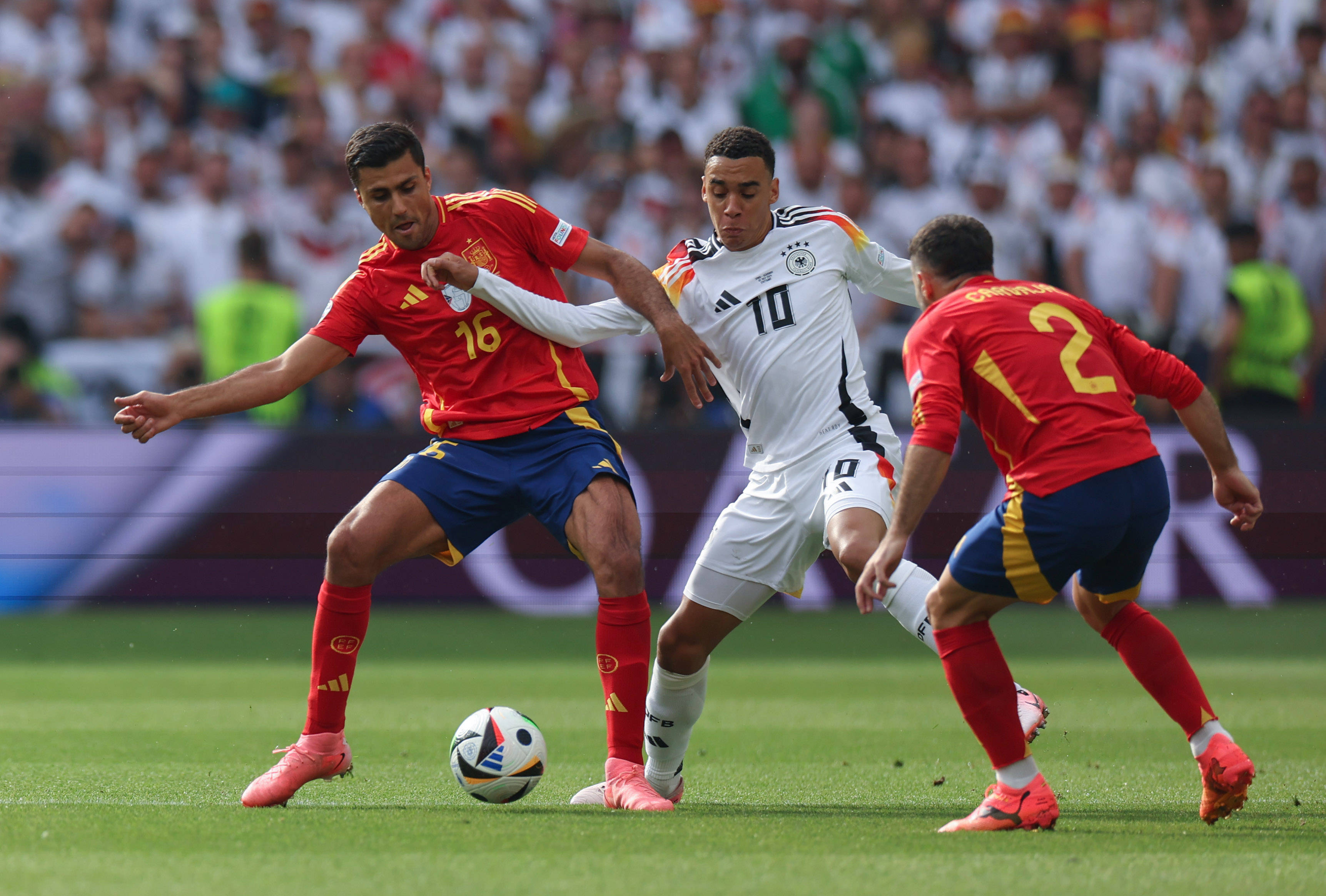 包含西班牙队靠近欧国联半决赛，实力有目共睹的词条