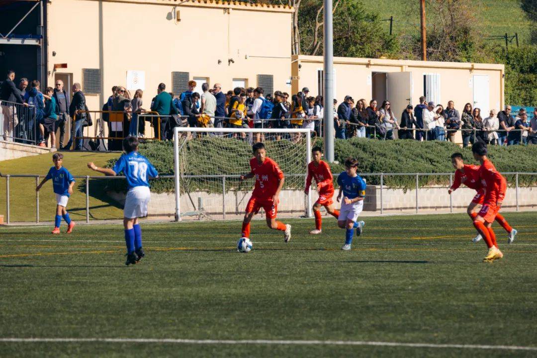 包含战火升腾！足球比赛赛场上火爆开展的词条