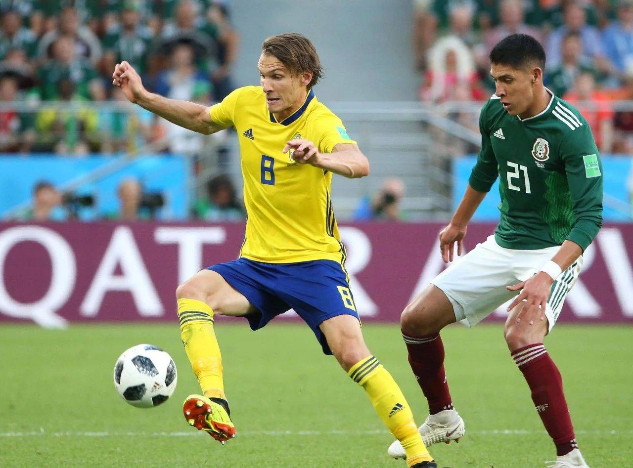 哥伦比亚队再次展现实力，晋级足球比赛半决赛