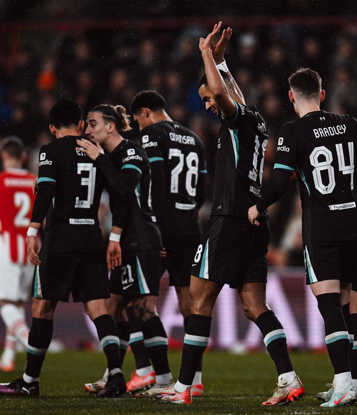 皇家马德里稳坐榜首，巴塞罗那实力均衡