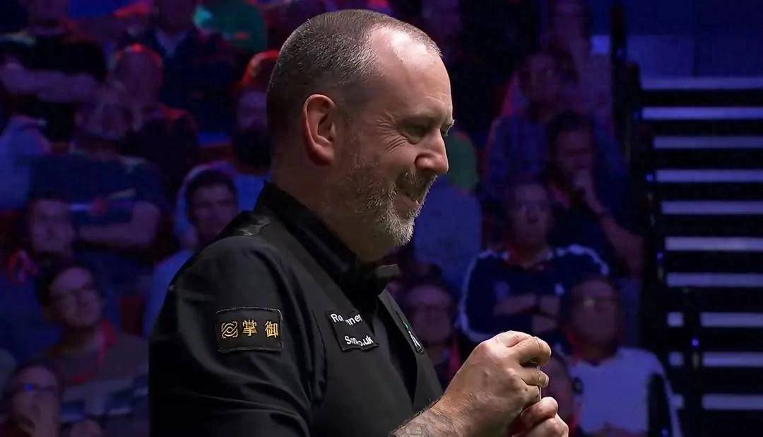 关于争夺胜利的激烈对决，场上情绪激动人心的信息