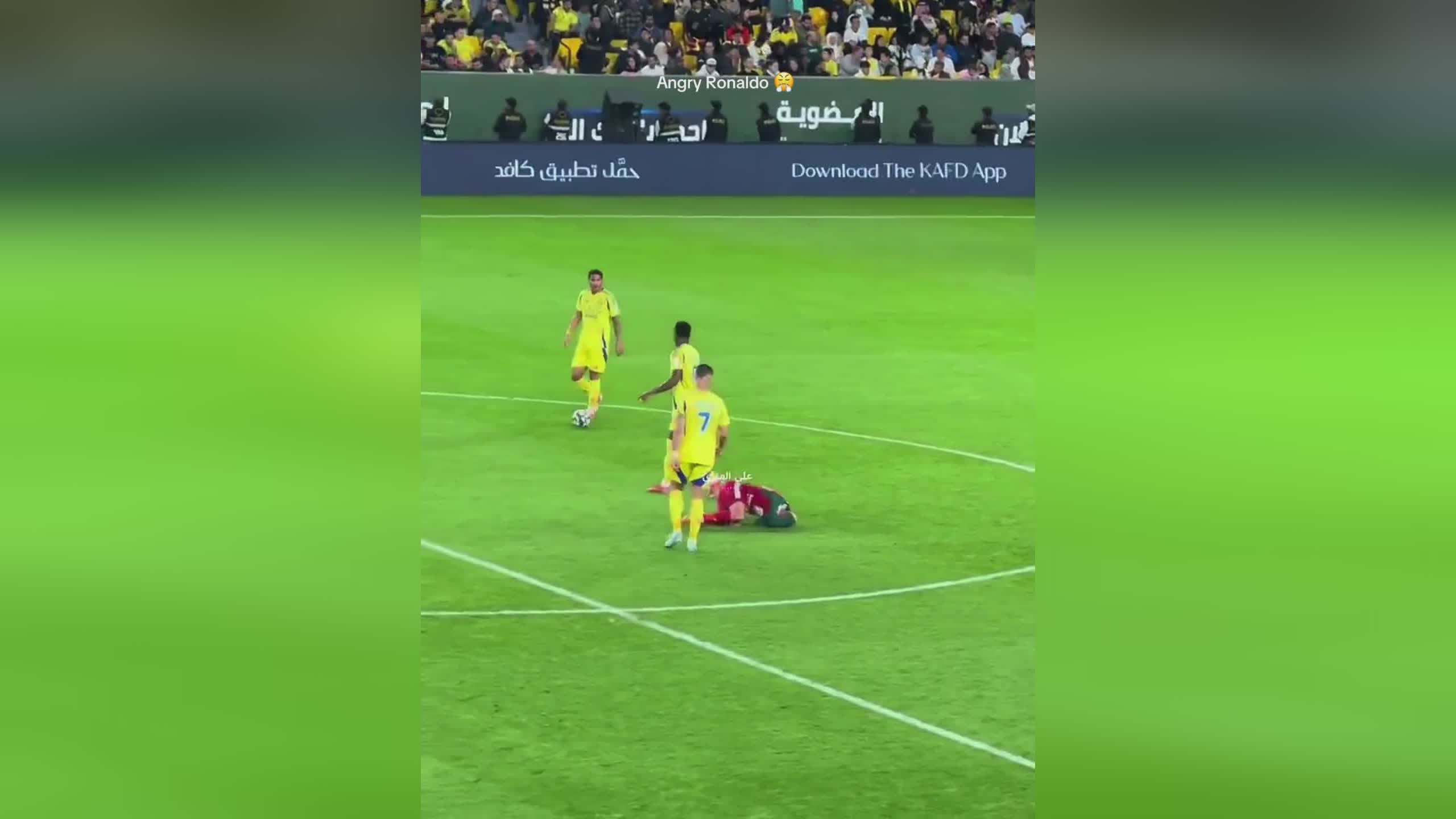 比赛中发生冲突，球员遭警告