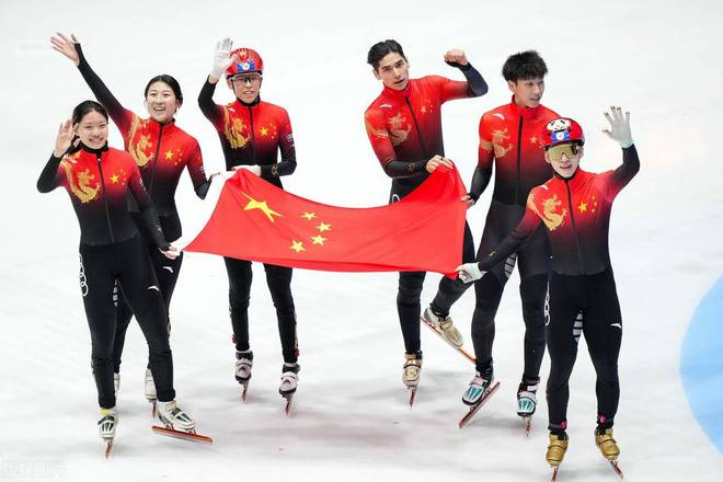 德国选手在短道速滑赛场上勇夺金牌