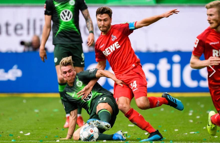 势均力敌！运动员们在比赛中展现绝佳技巧