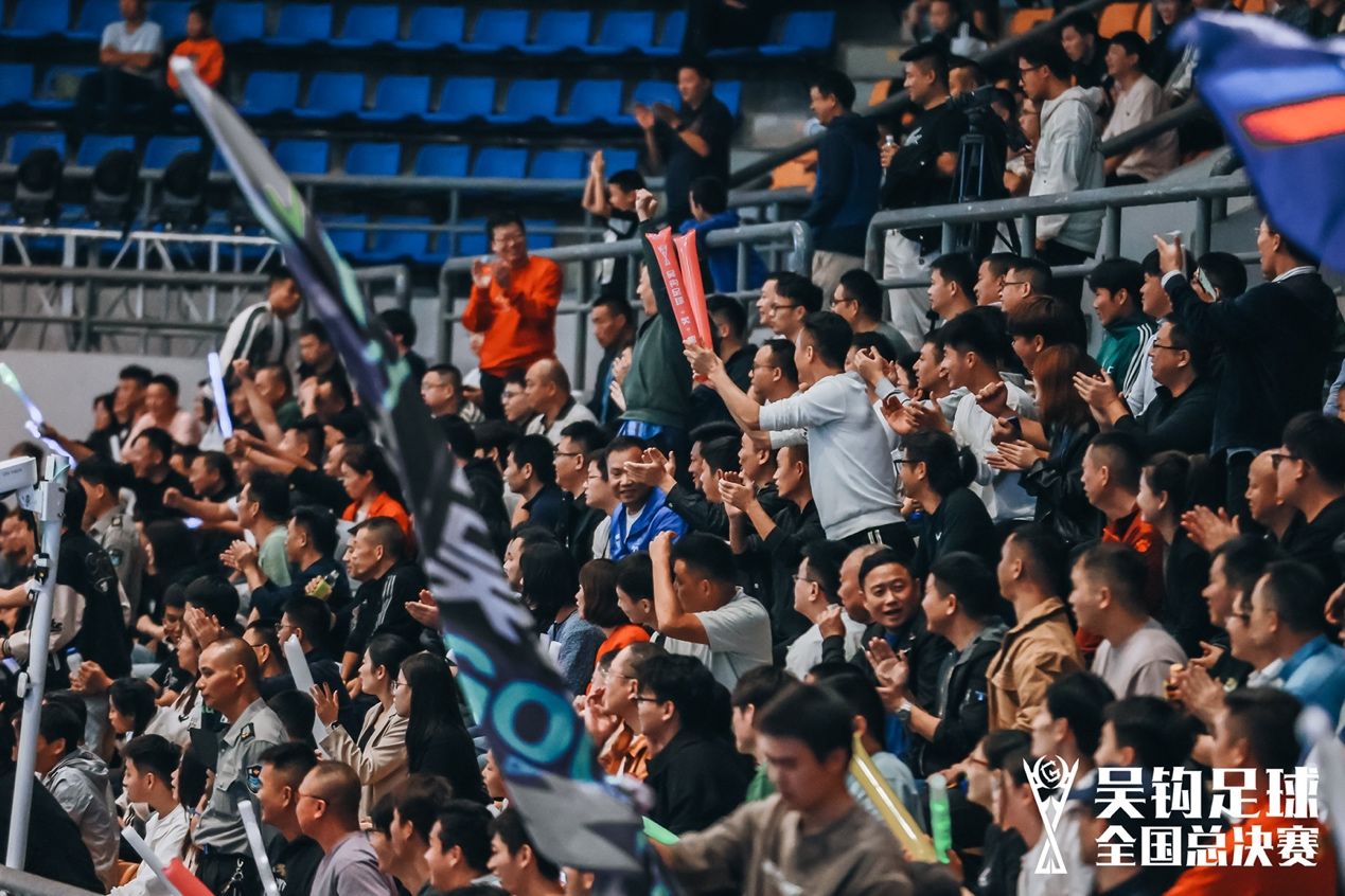 足球比赛中的精彩瞬间让人心潮澎湃，观众狂欢不已