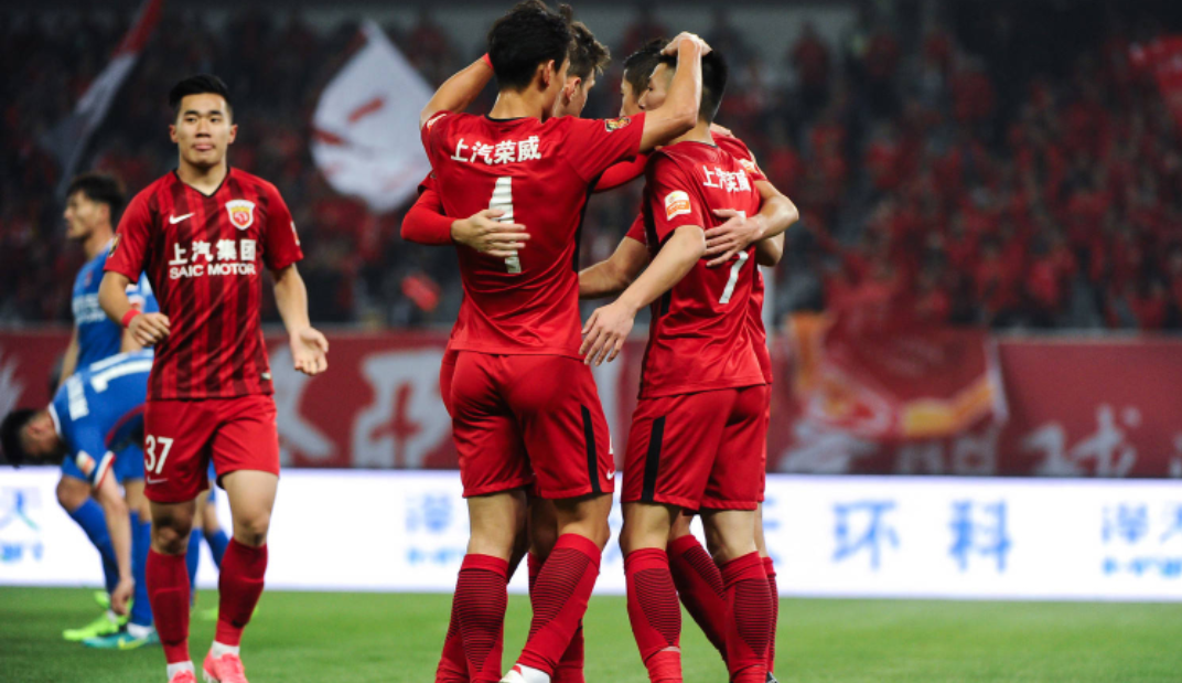 火爆场面：上海上港迎战重庆斯威