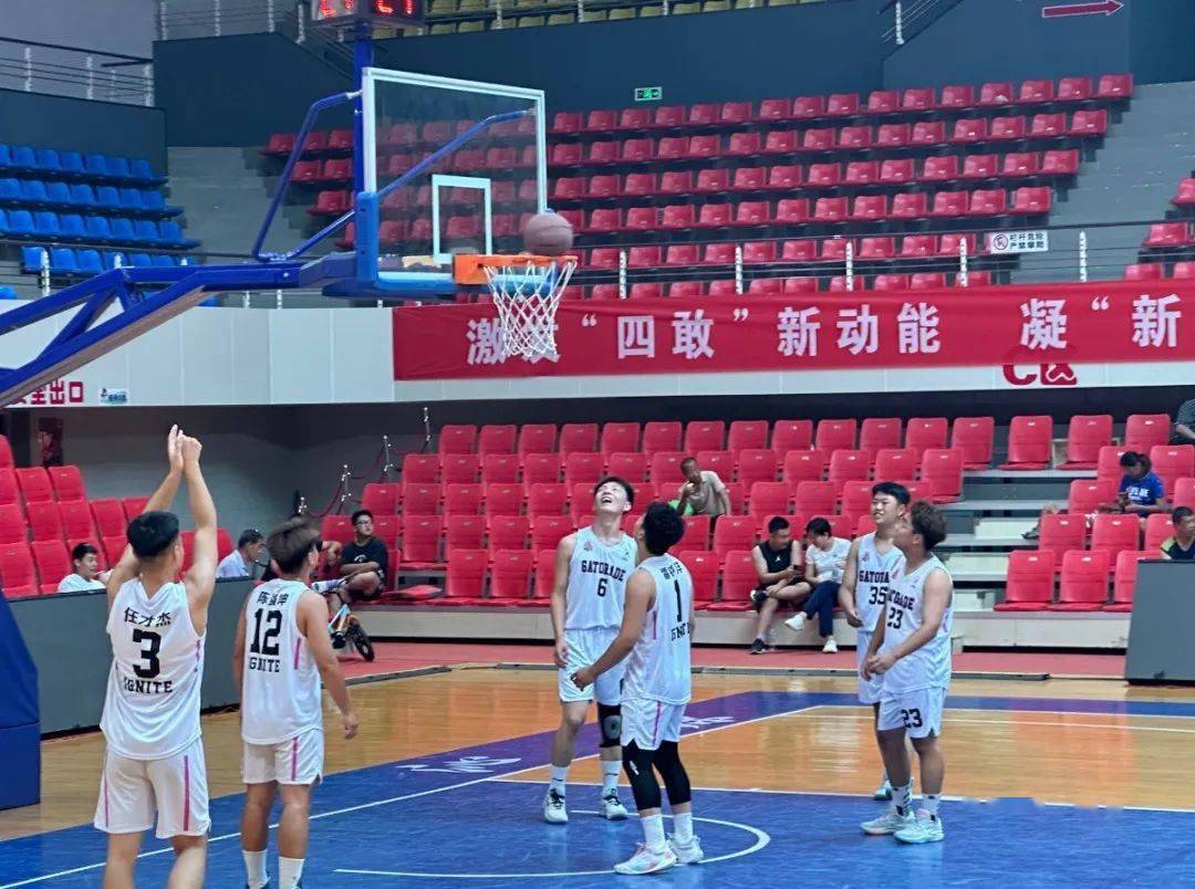 巨型场馆内角逐激烈，势均力敌