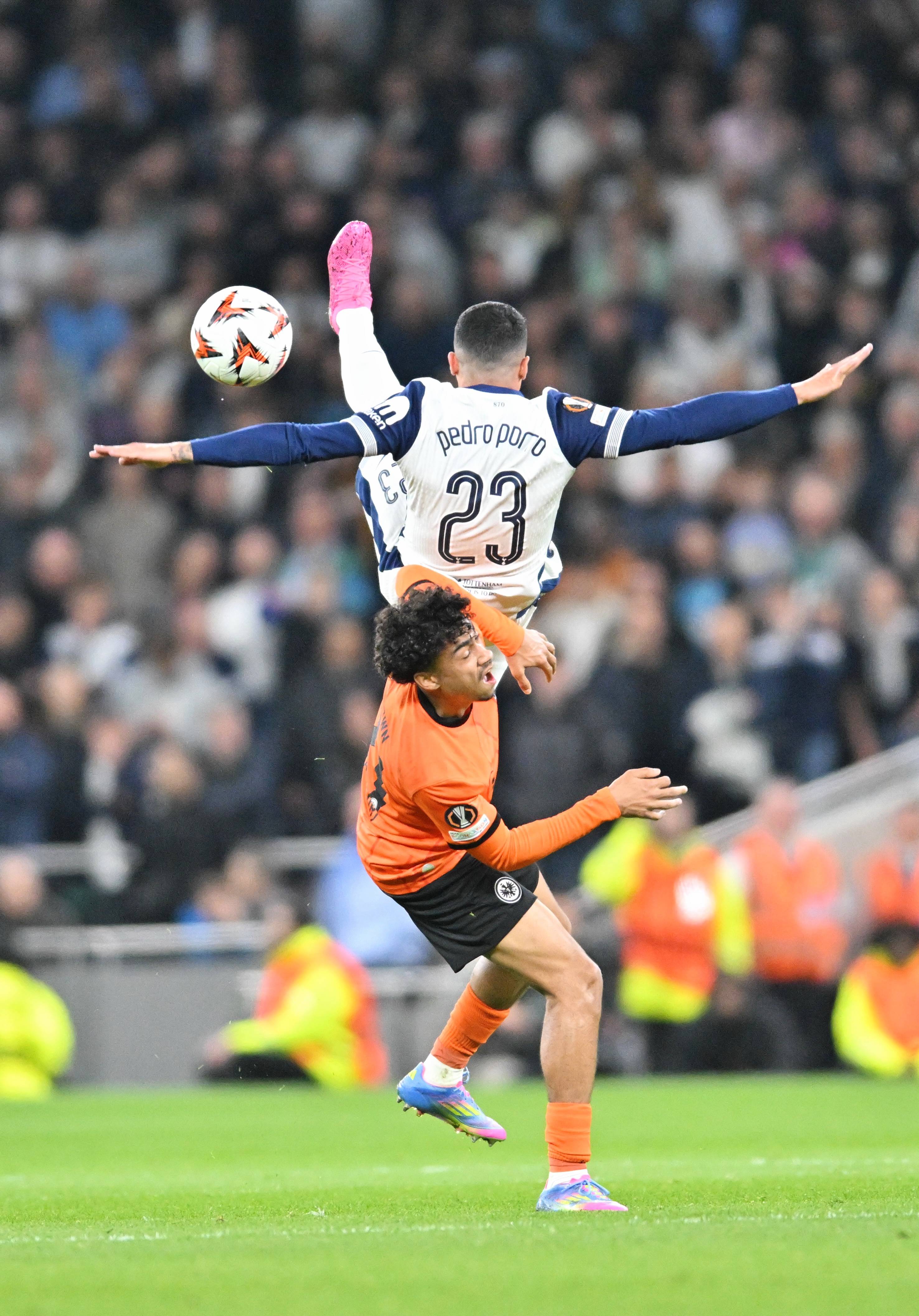 法国队员准确射阵破门