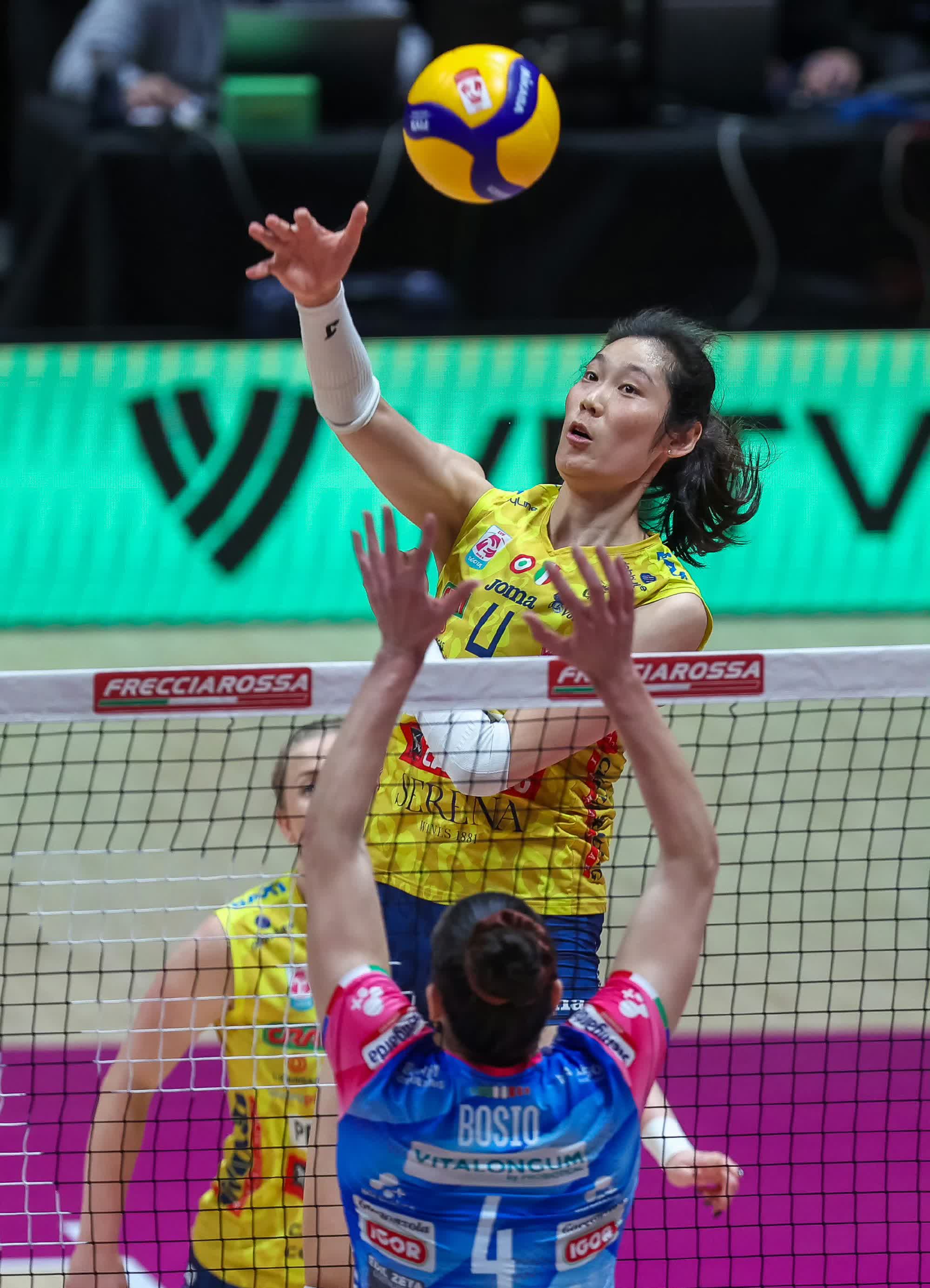 意大利女篮队员团结协作斩获胜利