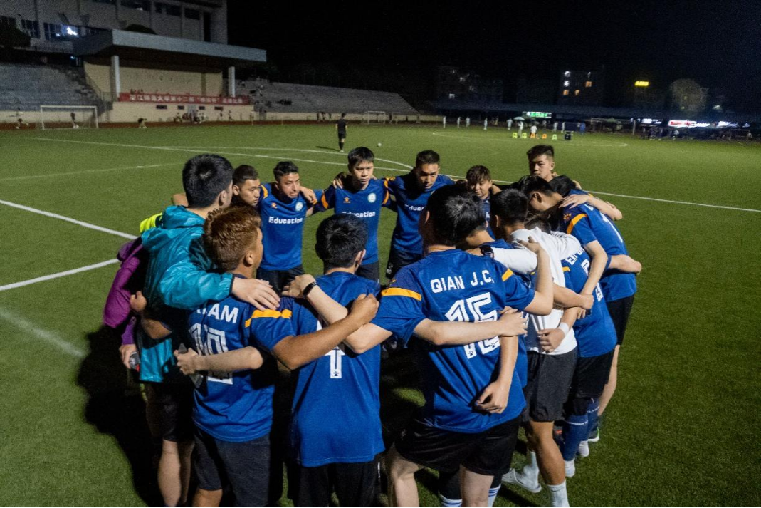 包含经典足球对决拉开序幕，球队斗志昂扬的词条