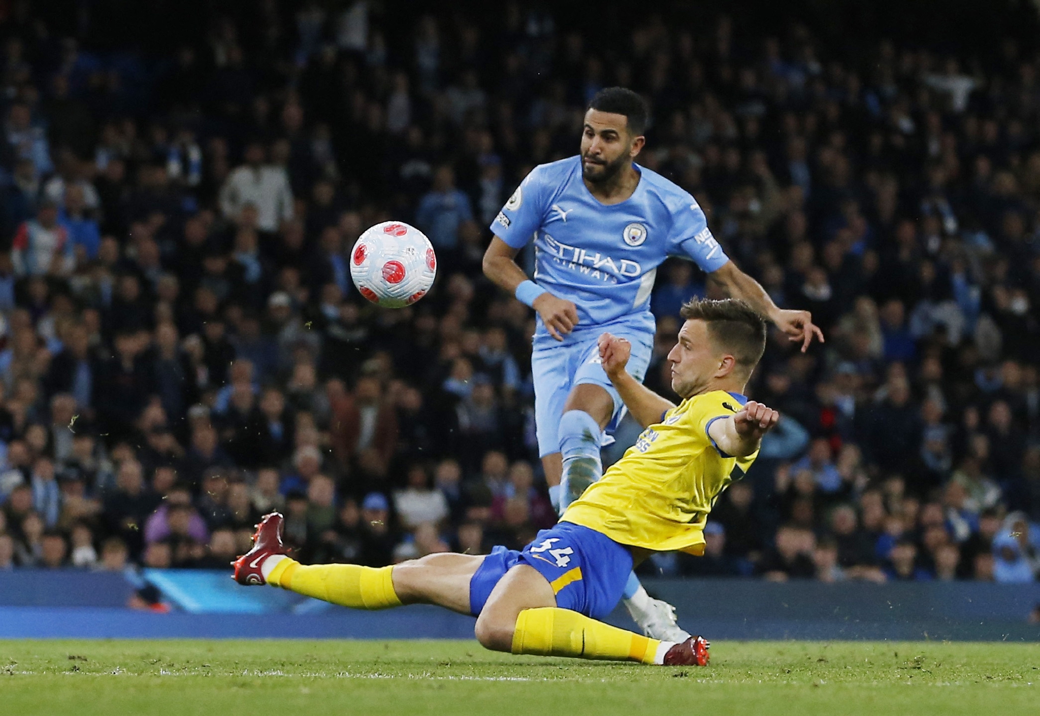 开云体育APP下载-曼城客场失利，卫冕形势岌岌可危