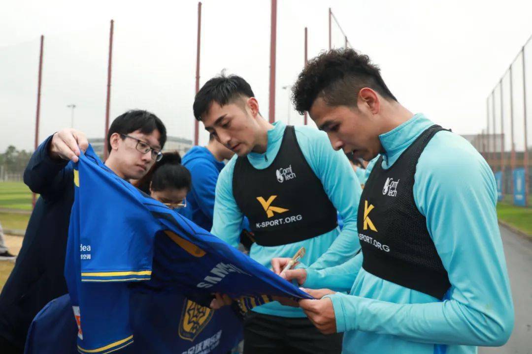 体能素质竞技角逐，球迷瞩目共享荣耀感动