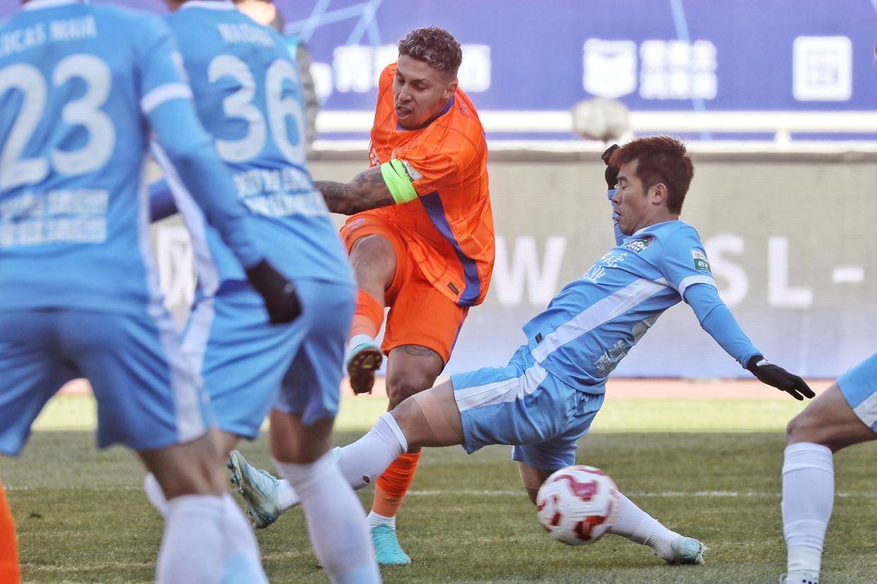 众多球迷热情助威，扩大篮球比赛影响力的简单介绍