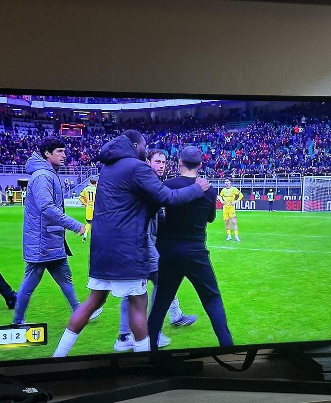 双方球队角逐异常激烈，精彩纷呈