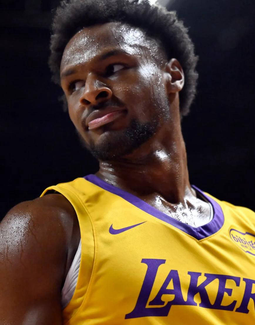 明星球员表现抢眼，砍下大量得分领先全队