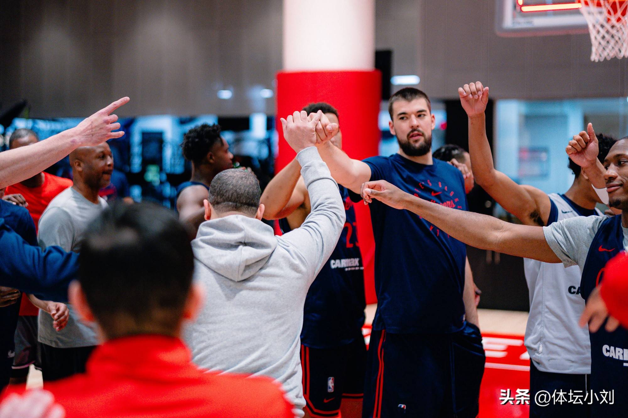 莱昂纳德重返赛场，率快船大胜灰熊