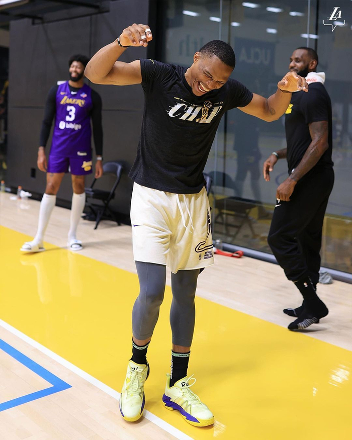 开云官网-湖人队备战新赛季，球员集体训练