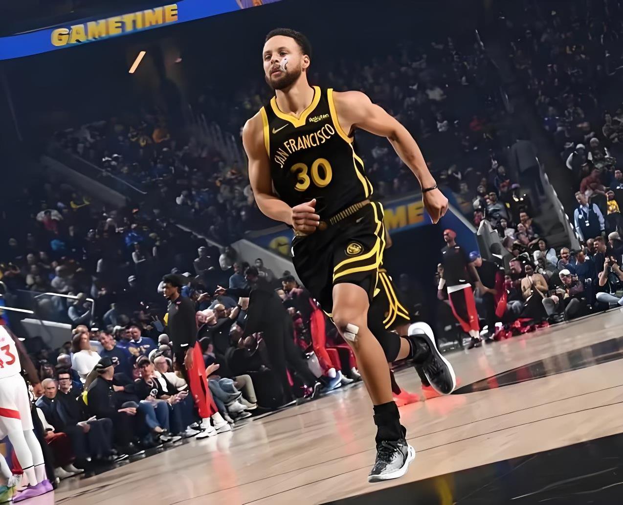 勇士惊险逆转灰熊，库里砍下30分