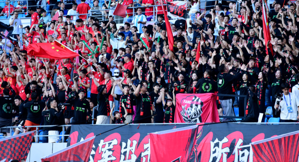 惊人场面引发球迷沸腾，赛场激情难以忘怀